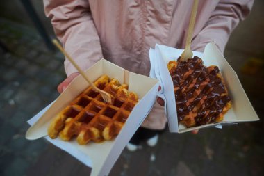 Brugge şehir merkezinde iki taze waffle.