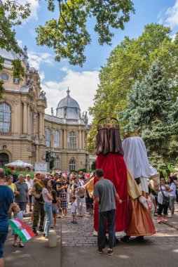 Budapeşte, Macaristan 19.08.2021. Macaristan 'ın Budapeşte kentindeki Vajdahunyad Şatosu, bir yaz günü