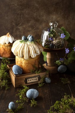 Paskalya pastaları, beze dekoru ve renkli yumurtalar.