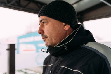 Soğuk bir kış havasında günlük kıyafetlerle Orta Çağ Erkek Portresi