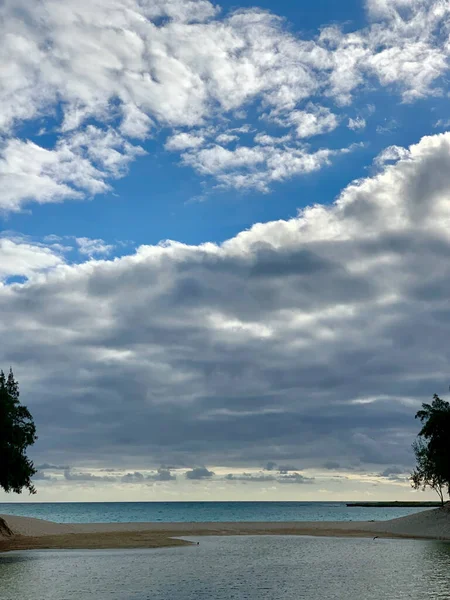 Isthmus Zatoce Kailua Otoczony Dwoma Drzewami Zachmurzoną Osłoną Ahu — Zdjęcie stockowe