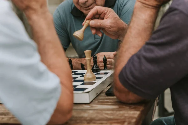 Двое Мужчин Играют Шахматы Открытом Воздухе Летом Высокое Качество Фото — стоковое фото