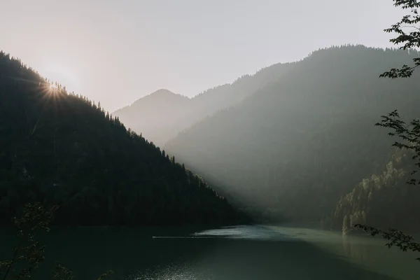 Mglisty Las Jezioro Góry Widok Mglisty Las Krajobrazowy Piękny Mistyczny — Zdjęcie stockowe
