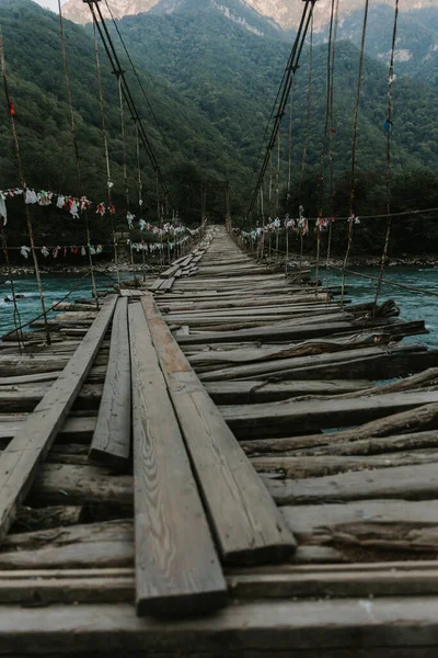 Vue Paysage Long Pont Suspendu Bois Sur Rivière Des Montagnes — Photo