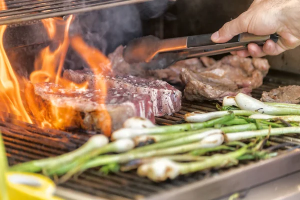 Filete Crudo Nueva York Asado Parrilla Con Llamas Cebolletas —  Fotos de Stock