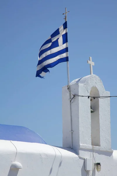 Bandeira Grega Igreja Branca Fluindo Vento Dia Ensolarado — Fotografia de Stock
