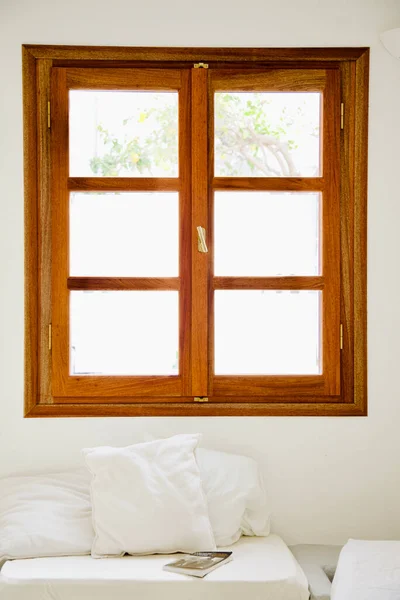 ホワイトルーム パロスの木製窓枠の下の予約席 — ストック写真