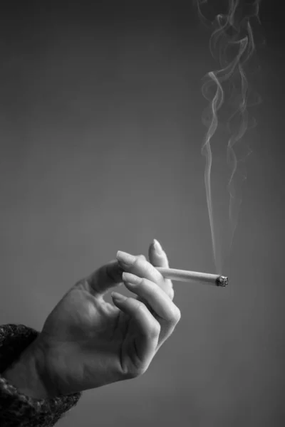 Cigarro Mão Uma Mulher — Fotografia de Stock