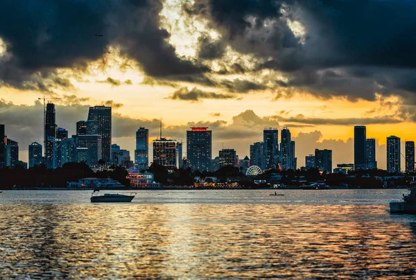 Günbatımı Miami Ufuk Çizgisi Gökyüzü Şehri — Stok fotoğraf