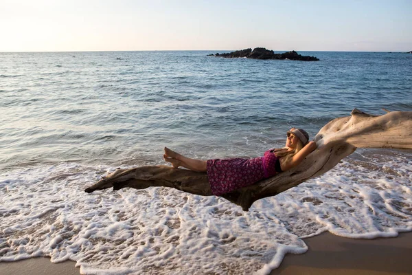 Жінка Лежить Гілці Дерев Узбережжі Тропічних Островів — стокове фото