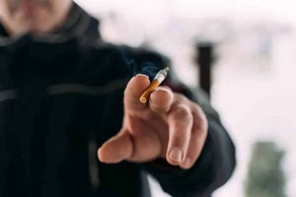 Feche Mão Segurando Cigarro Fumar Mau Hábito — Fotografia de Stock