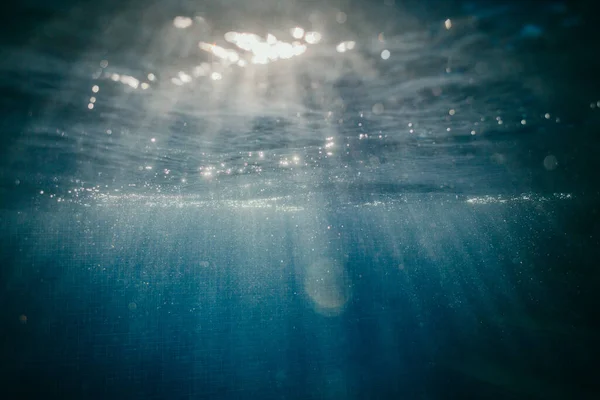 プールの水の中の光 — ストック写真