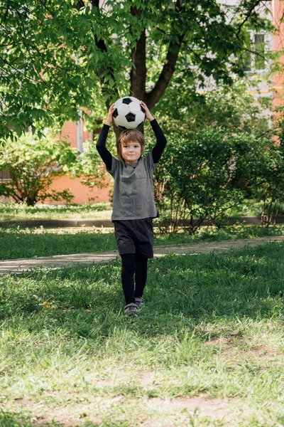 Criança Jogando Futebol Quintal — Fotografia de Stock