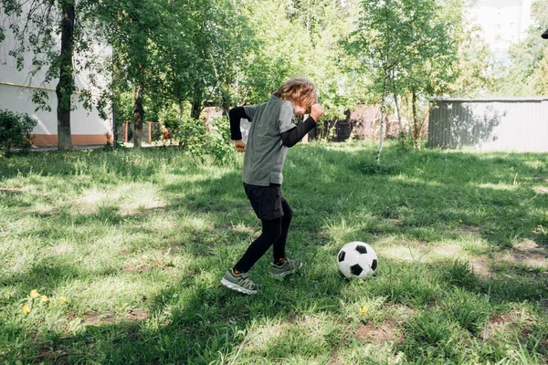 Ungen Spelar Fotboll Gården — Stockfoto