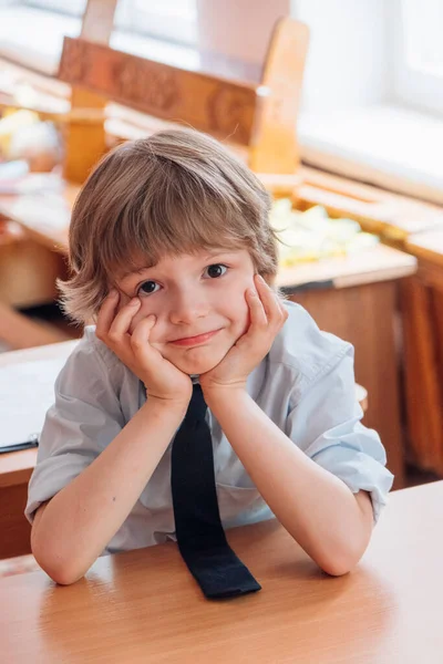 Een Leuke Jongen Kleuterschool Diploma Uitreiking Aan Het Bureau — Stockfoto