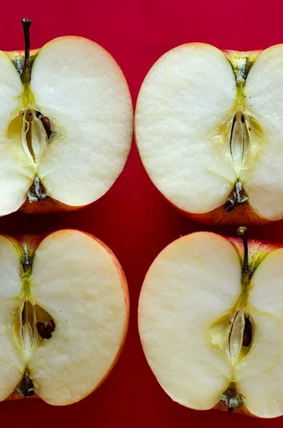 Halbreife Äpfel Auf Rotem Hintergrund — Stockfoto