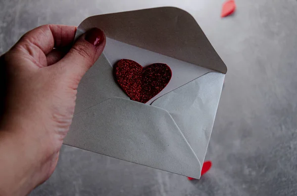 Enveloppe Dans Les Mains Avec Coeur — Photo