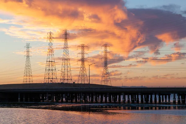 Elektrické Sloupy Mostem Při Západu Slunce San Mateo Usa — Stock fotografie
