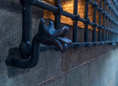 Barselona şehir merkezinin eski sokaklarında dekoratif demir figürler