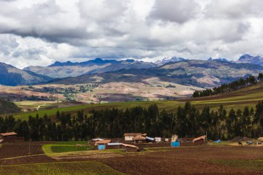 Cusco Peru 'da dağlar ve gökyüzü
