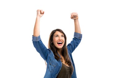 Stüdyoda kolları havada mutlu bir kadın