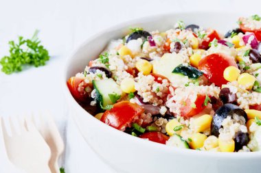 Sağlıklı vegan kinoa taze salatası beyaz masada. Kapat..