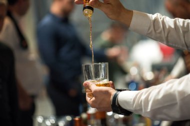 Barmen alkol bir cam içine dökülen. Yakın çekim.