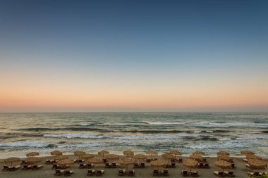 Renkli şemsiye ile tropikal plaj