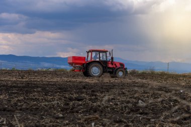 Suni gübre ilkbaharda yayılan traktör