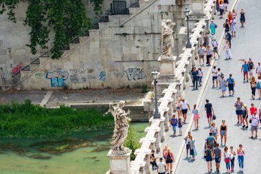 Tiber Nehri üzerindeki yaya köprüsü, 134 'te inşa edilmiş ve travertine ile kaplanmış..