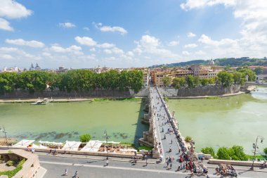Tiber Nehri üzerindeki yaya köprüsü, 134 'te inşa edilmiş ve travertine ile kaplanmış..