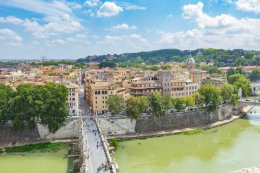 Roma, İtalya - 24 Temmuz 2017: Sant 'Angelo Köprüsü' nün havadan görünüşü, Tiber Nehri üzerindeki yaya köprüsü, 134 yılında inşa edildi ve travertinle kaplandı. Bulutlu yaz günü