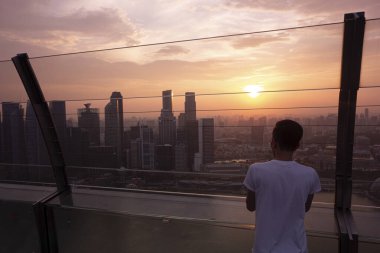  Singapur 'da günbatımı. Marina Körfezi Kumları. Singapur