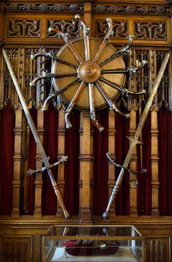 Londra, İngiltere, Haziran 2016: Geçmişten kalma tabanca ve kılıç koleksiyonu ahşap bir tahtada asılı