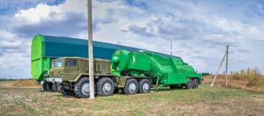 Pobugskoe, Ukrayna 09.14.2019. Sovyet Stratejik Nükleer Güçler Müzesi, Ukrayna 'da güneşli bir günde SS 18 Şeytan Roketi için füze yakıt taşıyıcısı.