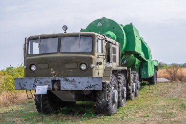 Pobugskoe, Ukrayna 09.14.2019. Sovyet Stratejik Nükleer Güçler Müzesi, Ukrayna 'da güneşli bir günde SS 18 Şeytan Roketi için füze yakıt taşıyıcısı.