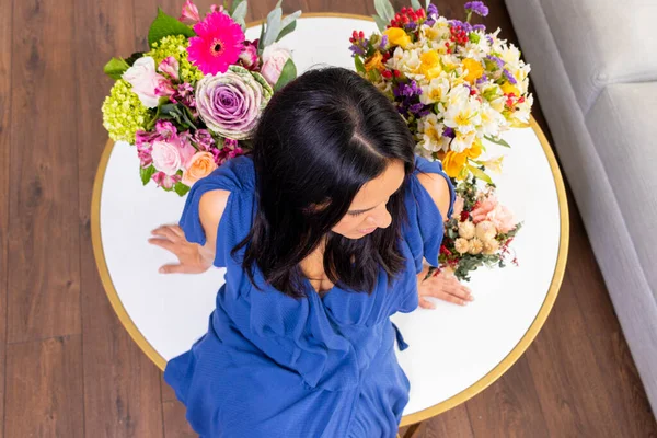 Schattige Brunette Vrouw Naast Haar Boeketten Bloemstukken — Stockfoto