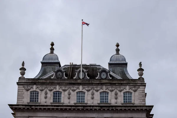 ロンドンの建物の上に掲げられたイギリス国旗 — ストック写真