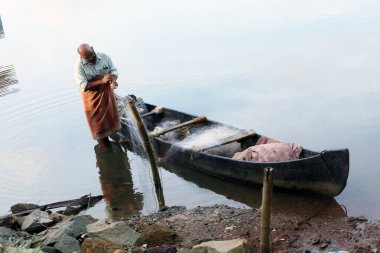 Balıkçılar ziyafetleri dikmek için beklerken, kenar mahalle kısıtlamalarını bekliyorlar
