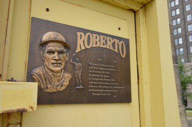 Roberto Clemente Köprüsü plaketi, 6. Cadde Köprüsü, Pittsburgh, Pennsylvania