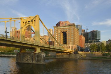 Rönesans Pittsburgh Oteli ve Roberto Clemente Köprüsü. Pittsburgh, Pennsylvania