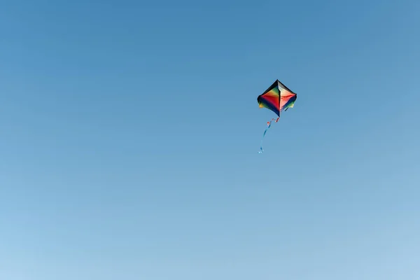 Cometa Colorida Volando Cielo Azul Vacío — Foto de Stock