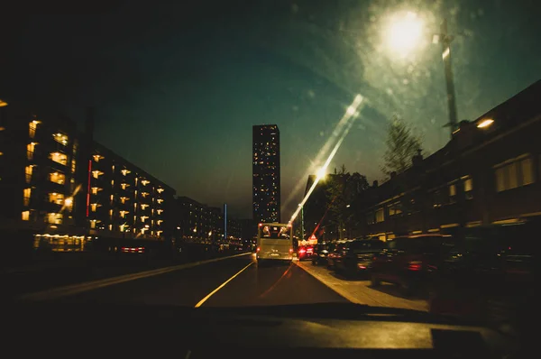 Gebäude Nachts Vom Auto Aus Beleuchtet — Stockfoto