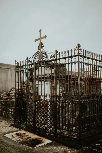 Gated Wrought Iron Tomb Cloudy Day New Orleans — Stock Photo, Image