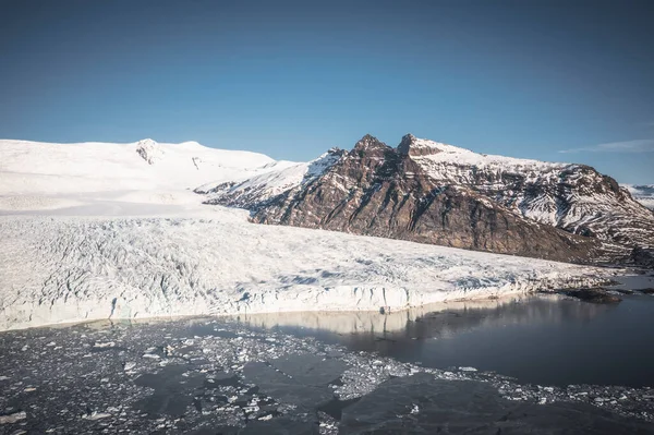 空中から見た湖と氷河のモレーン — ストック写真