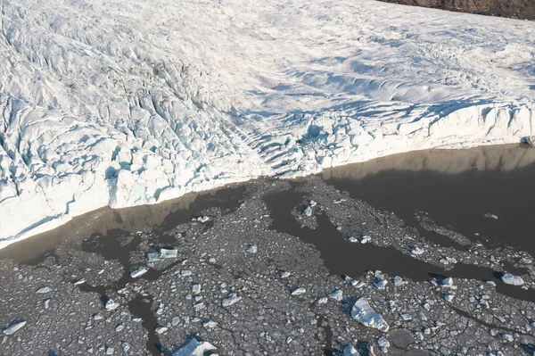 空中から見た湖と氷河のモレーン — ストック写真