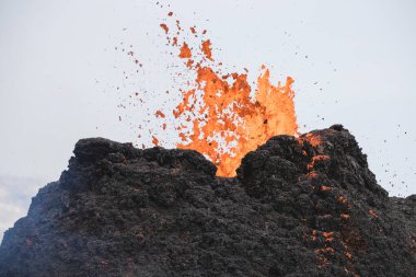 İnsansız hava aracı görüşü volkan kalderası ve akan lav