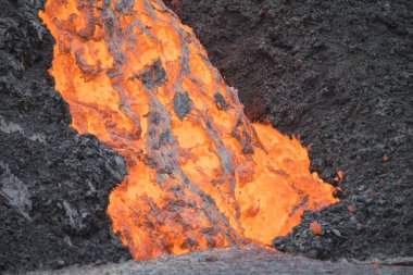 İnsansız hava aracı görüşü volkan kalderası ve akan lav