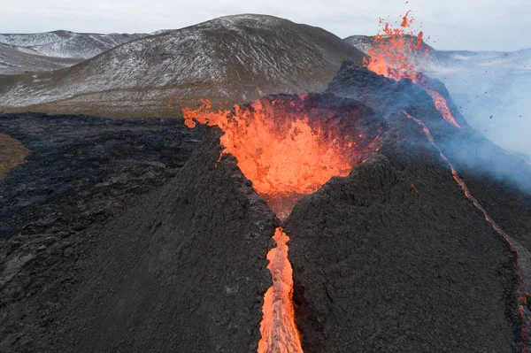 无人机观测火山火山口和流动的熔岩 — 图库照片