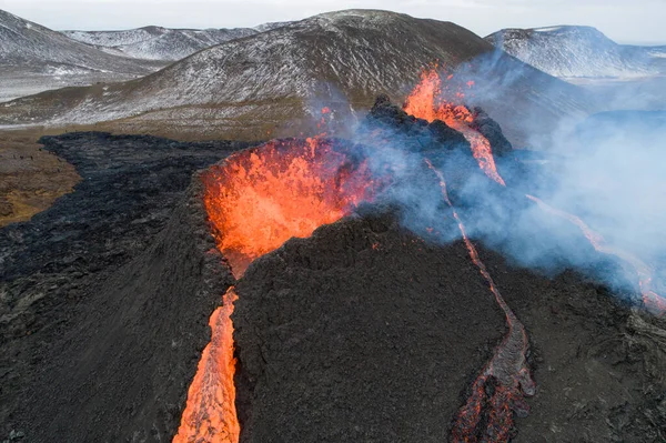 Vulkan Caldera Och Strömmande Lava Från Antenn — Stockfoto